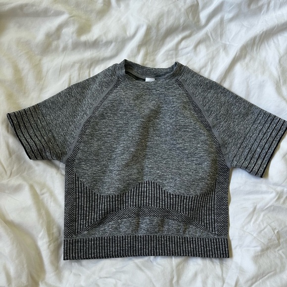 Gray workout set with leggings and crop tee. - Picture 4 of 6